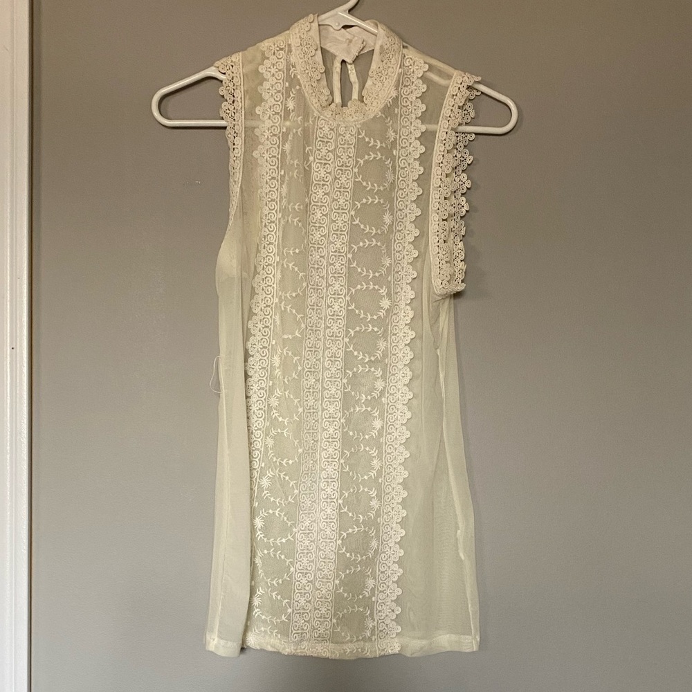 XS Sleeveless lace blouse in cream